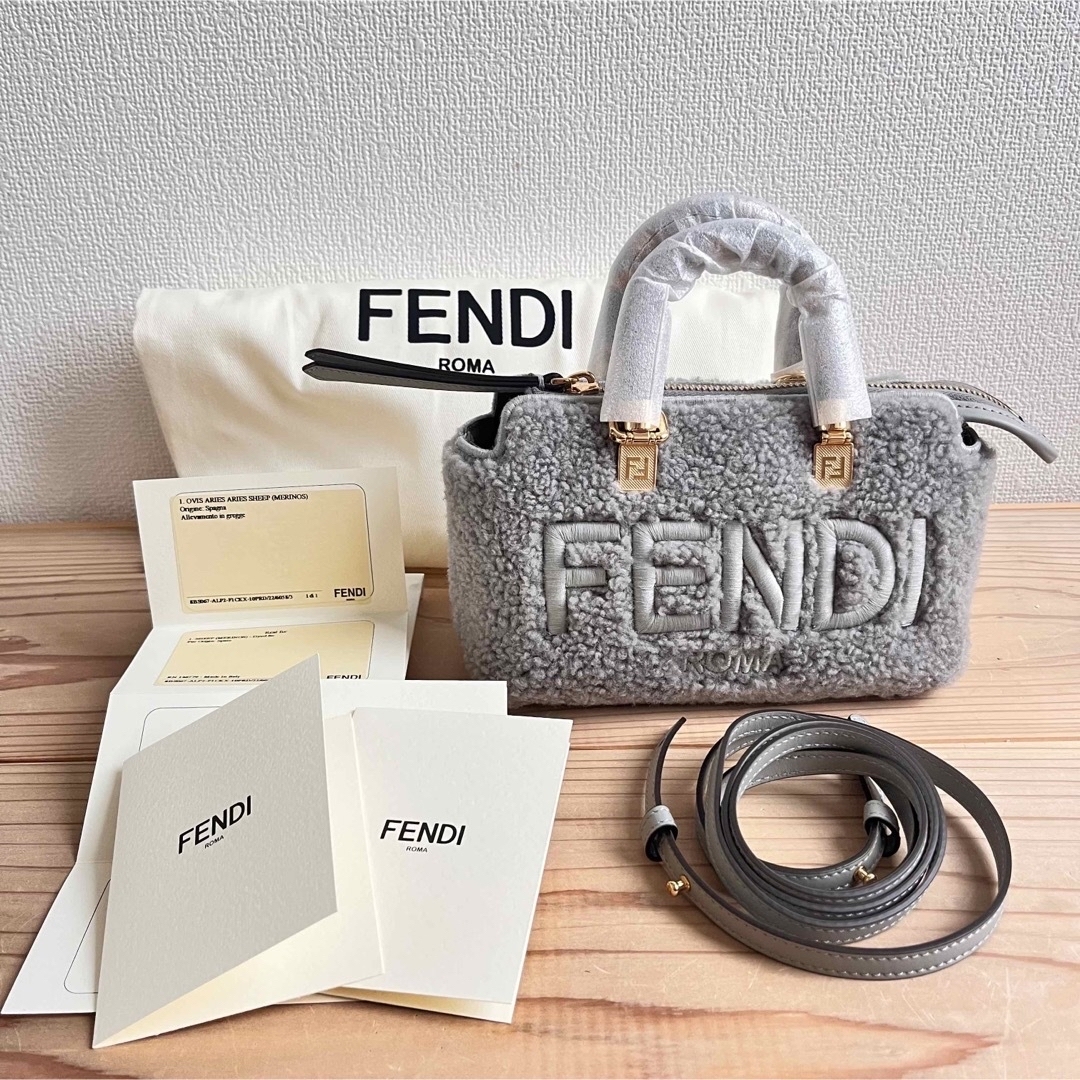 新品未使用　FENDIバイザウェイミニ　シープスキンバッグ