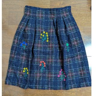 デュアルビュー(DUAL VIEW)のタータンチェック花柄刺繍スカート(ひざ丈スカート)