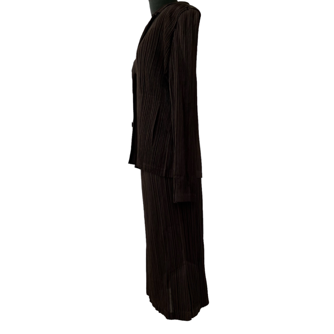 PLEATS PLEASE ISSEY MIYAKE(プリーツプリーズイッセイミヤケ)の状態良品 プリーツプリーズ スカート スーツ セットアップ 茶色 レディースのフォーマル/ドレス(スーツ)の商品写真