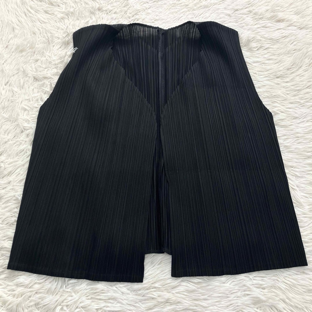 PLEATS PLEASE ISSEY MIYAKE(プリーツプリーズイッセイミヤケ)の美品 プリーツプリーズ カーディガン ノースリーブ ベスト 黒 サイズ3 レディースのトップス(ベスト/ジレ)の商品写真