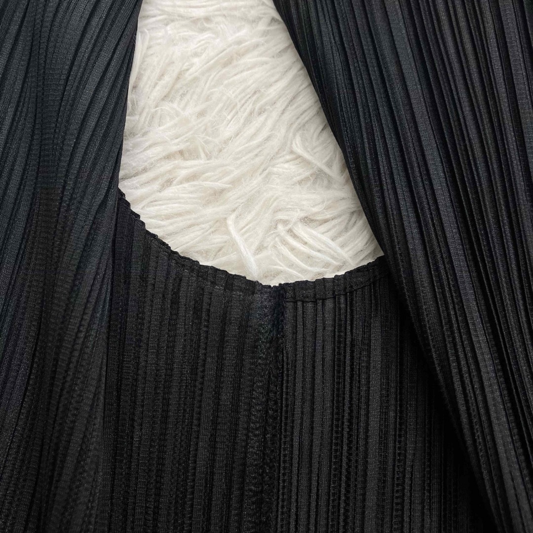 PLEATS PLEASE ISSEY MIYAKE(プリーツプリーズイッセイミヤケ)の美品 プリーツプリーズ カーディガン ノースリーブ ベスト 黒 サイズ3 レディースのトップス(ベスト/ジレ)の商品写真