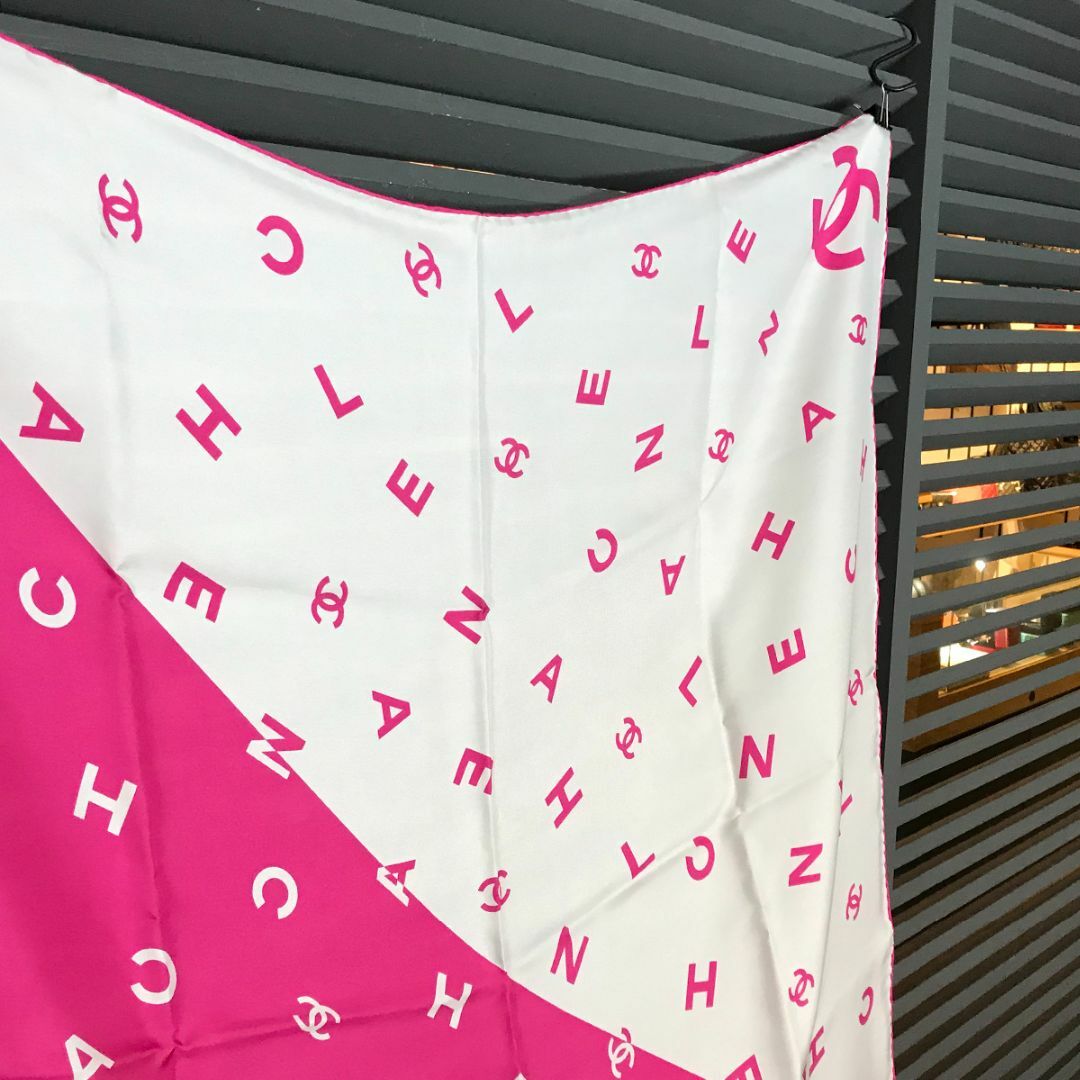 CHANEL(シャネル)の新品同様 シャネル 2021 ココマーク ピンク スカーフ シルク レディースのファッション小物(バンダナ/スカーフ)の商品写真