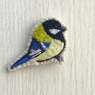 鳥の刺繍ブローチハンドメイド(コサージュ/ブローチ)