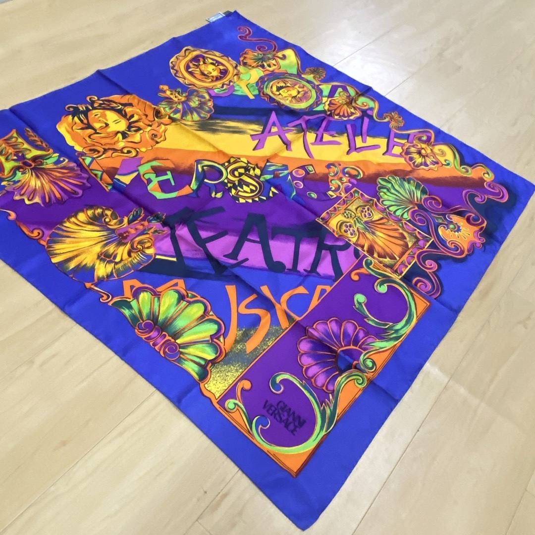 Gianni Versace - ジャンニベルサーチ ヴェルサーチ スカーフ Gianni Versace - ジャンニベルサーチ ヴェルサーチ スカーフ