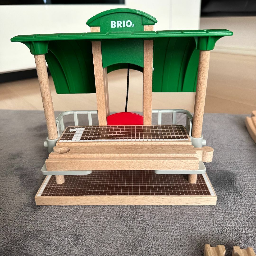 BRIO(ブリオ)の【BRIO】※最終値下※トラベルレールセット＋α【美品中古】 キッズ/ベビー/マタニティのおもちゃ(電車のおもちゃ/車)の商品写真