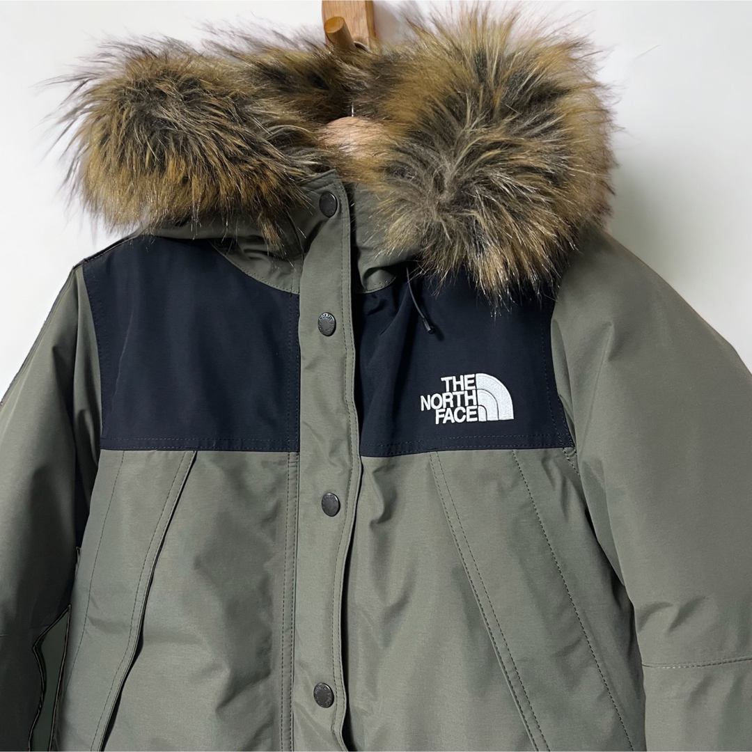 THE NORTH FACE(ザノースフェイス)の【美品】ノースフェイス マウンテンダウンコート レディースM  ニュートープ 緑 レディースのジャケット/アウター(ダウンコート)の商品写真