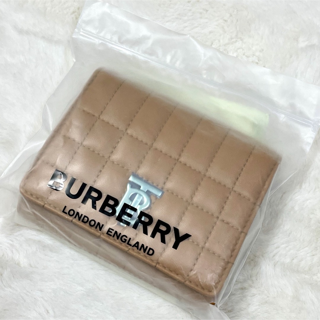 BURBERRY(バーバリー)の未使用 BURBERRY TBロゴ 三つ折り ローラ キルティング ウォレット レディースのファッション小物(財布)の商品写真