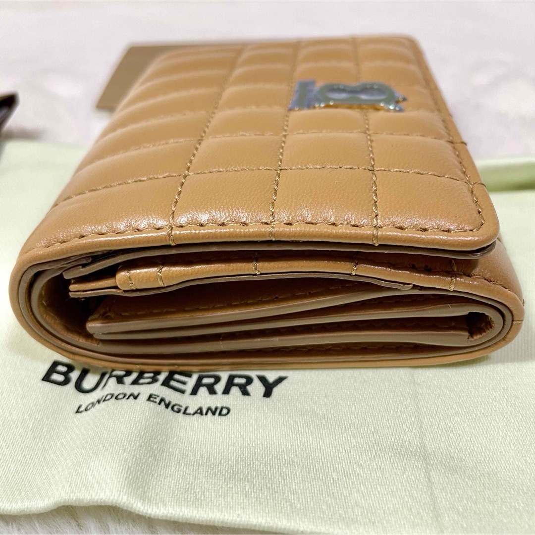 BURBERRY(バーバリー)の未使用 BURBERRY TBロゴ 三つ折り ローラ キルティング ウォレット レディースのファッション小物(財布)の商品写真