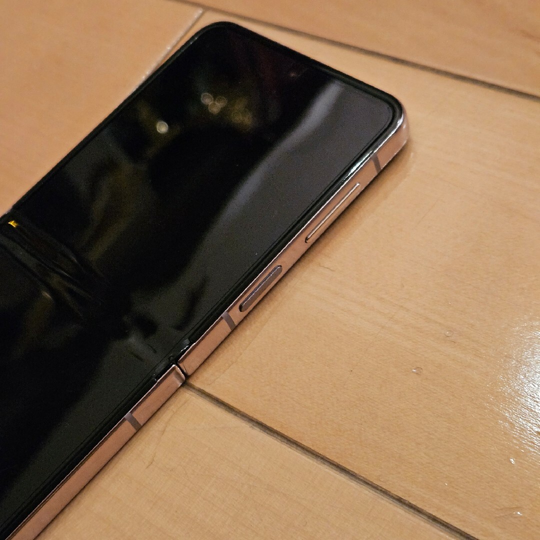 Galaxy Z Flip 5 256GB 美品 ピタカ含むケース5個付 スマホ/家電/カメラのスマートフォン/携帯電話(スマートフォン本体)の商品写真