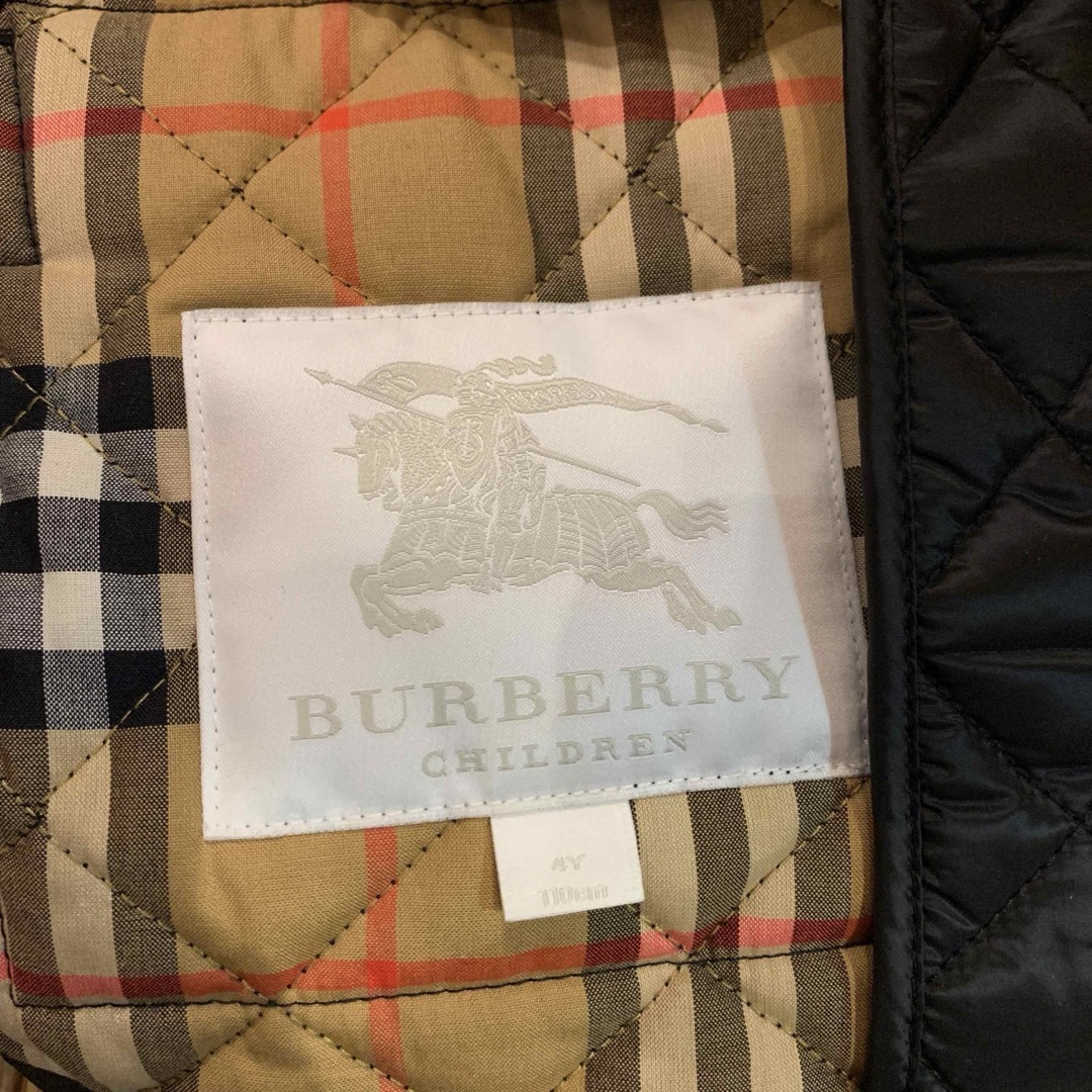 BURBERRY(バーバリー)の未使用　バーバリー　キルティング　コート　Burberry チェック キッズ/ベビー/マタニティのキッズ服男の子用(90cm~)(コート)の商品写真