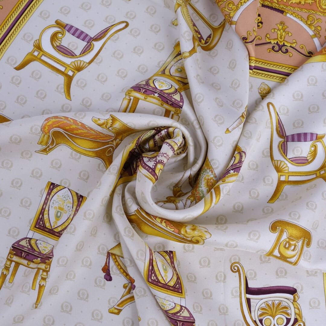 GUCCI - 極美品 グッチ GUCCI スカーフ 総柄 ロゴ シルク100 GUCCI - 極美品 グッチ GUCCI スカーフ 総柄 ロゴ シルク100