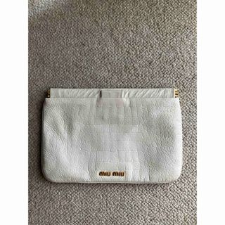 ミュウミュウ(miumiu)のmiumiu  クロコ　クラッチバック　white(クラッチバッグ)