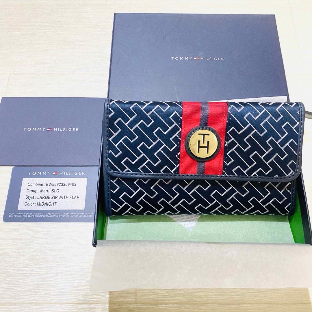 TOMMY HILFIGER(トミーヒルフィガー)の新品未使用　トミーヒルフィガー　二つ折り財布　ネイビー　ロゴ レディースのファッション小物(財布)の商品写真