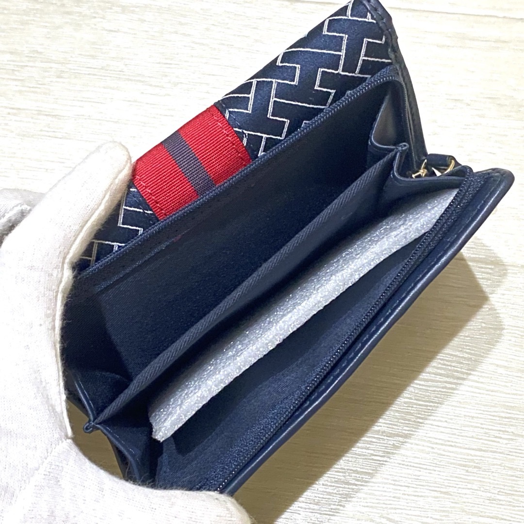 TOMMY HILFIGER(トミーヒルフィガー)の新品未使用　トミーヒルフィガー　二つ折り財布　ネイビー　ロゴ レディースのファッション小物(財布)の商品写真