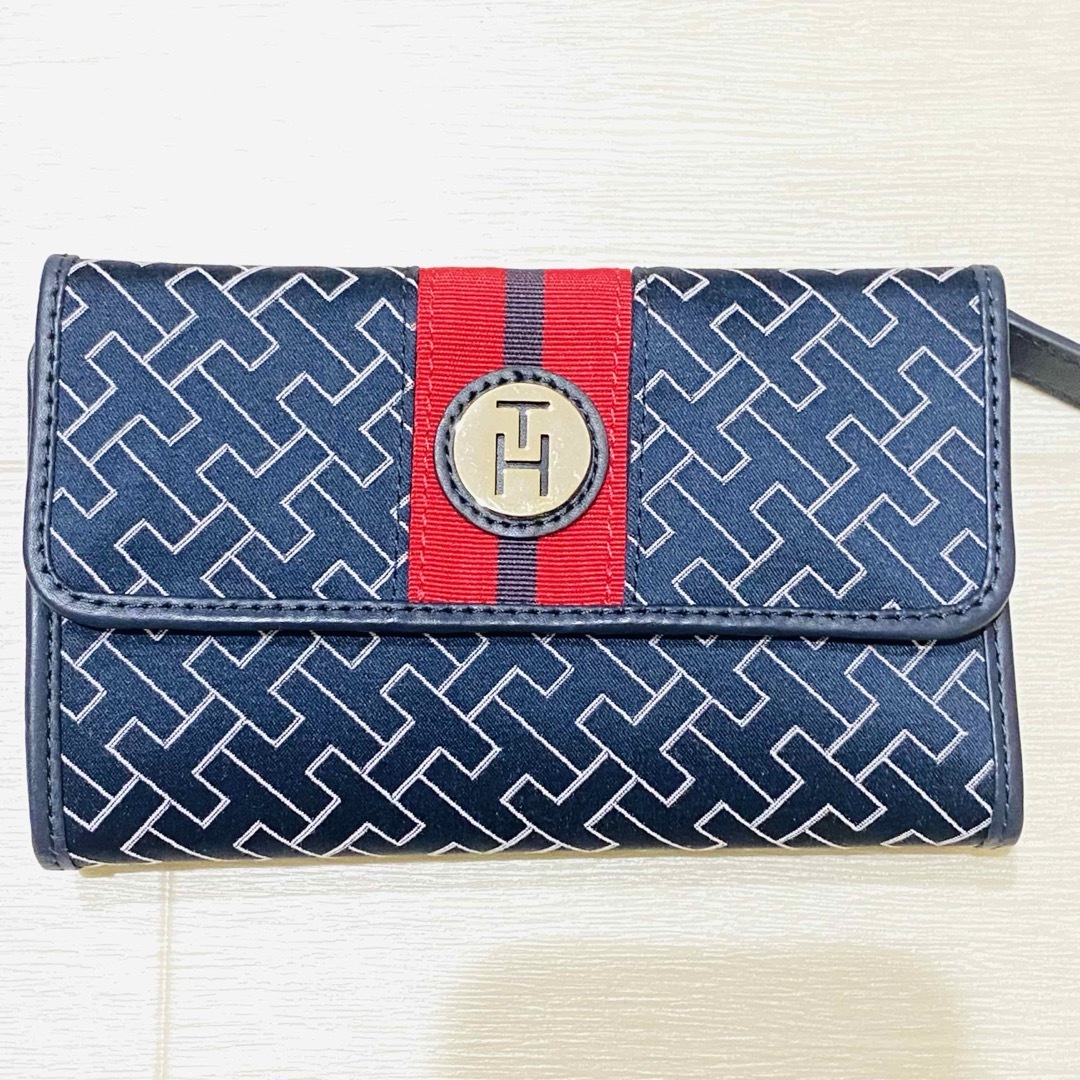 TOMMY HILFIGER(トミーヒルフィガー)の新品未使用　トミーヒルフィガー　二つ折り財布　ネイビー　ロゴ レディースのファッション小物(財布)の商品写真