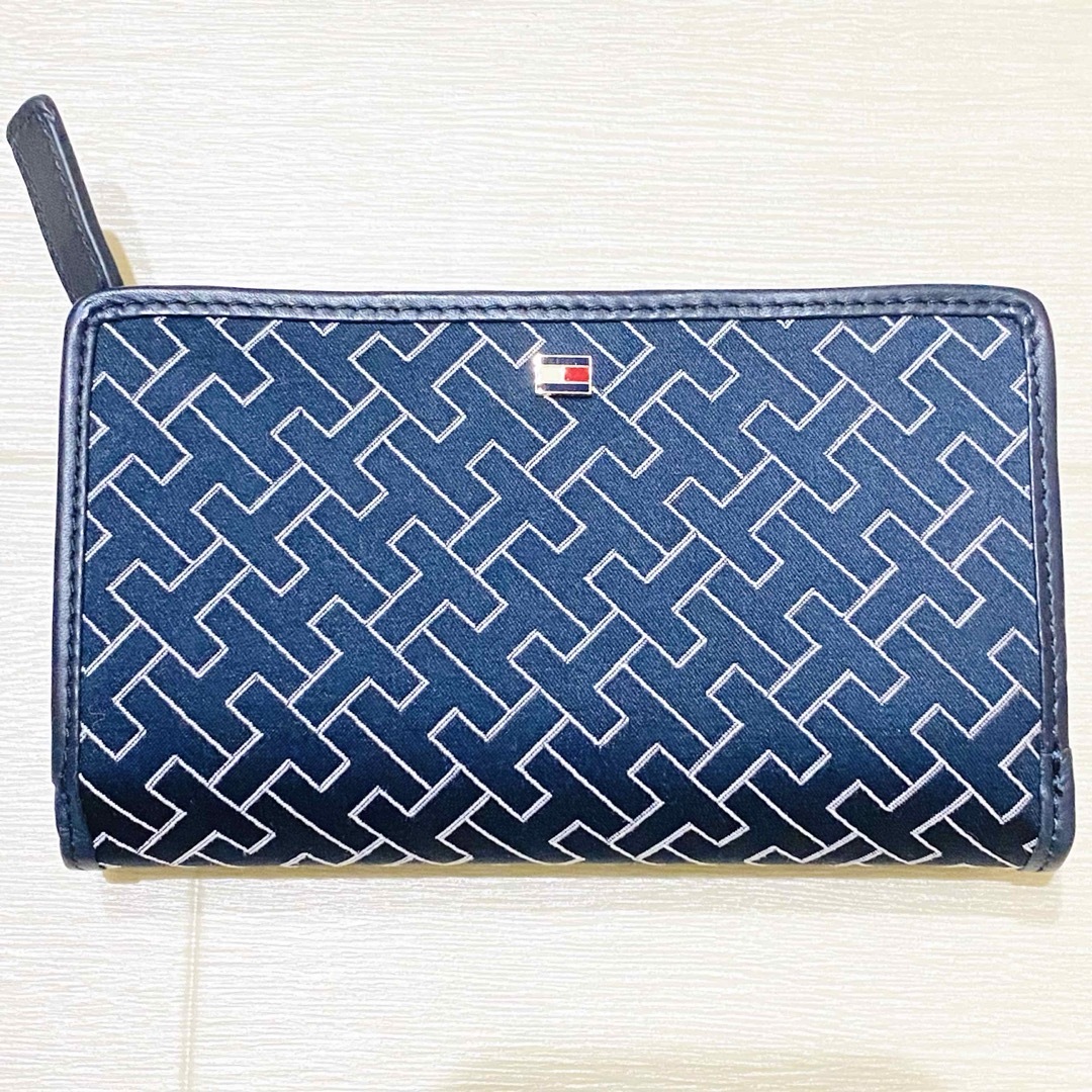 TOMMY HILFIGER(トミーヒルフィガー)の新品未使用　トミーヒルフィガー　二つ折り財布　ネイビー　ロゴ レディースのファッション小物(財布)の商品写真