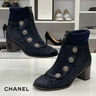 シャネル(CHANEL)の7879 シャネル レザー ニット ココマーク ボタン ショートブーツ ネイビー(ブーツ)