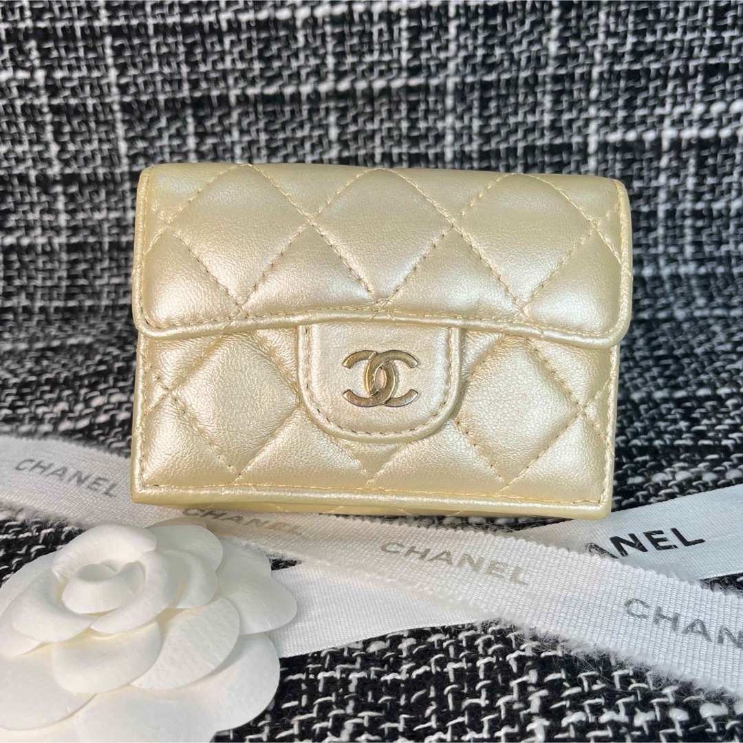 CHANEL(シャネル)のCHANEL ⭐︎30番台　コンパクトウォレット　レアカラー　イエローゴールド レディースのファッション小物(財布)の商品写真