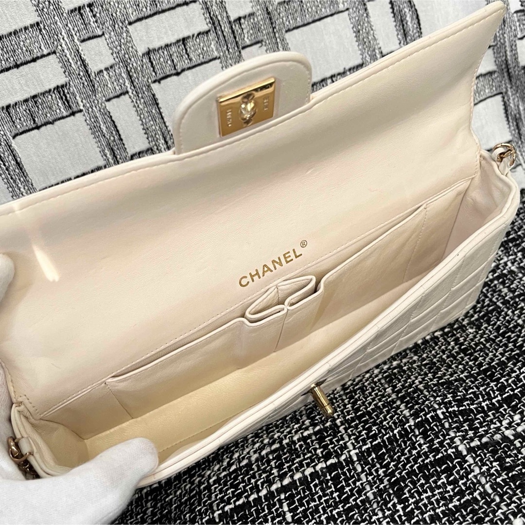 CHANEL(シャネル)のCHANEL  チョコバー　チェーンショルダーバッグ　アイボリー レディースのバッグ(ショルダーバッグ)の商品写真