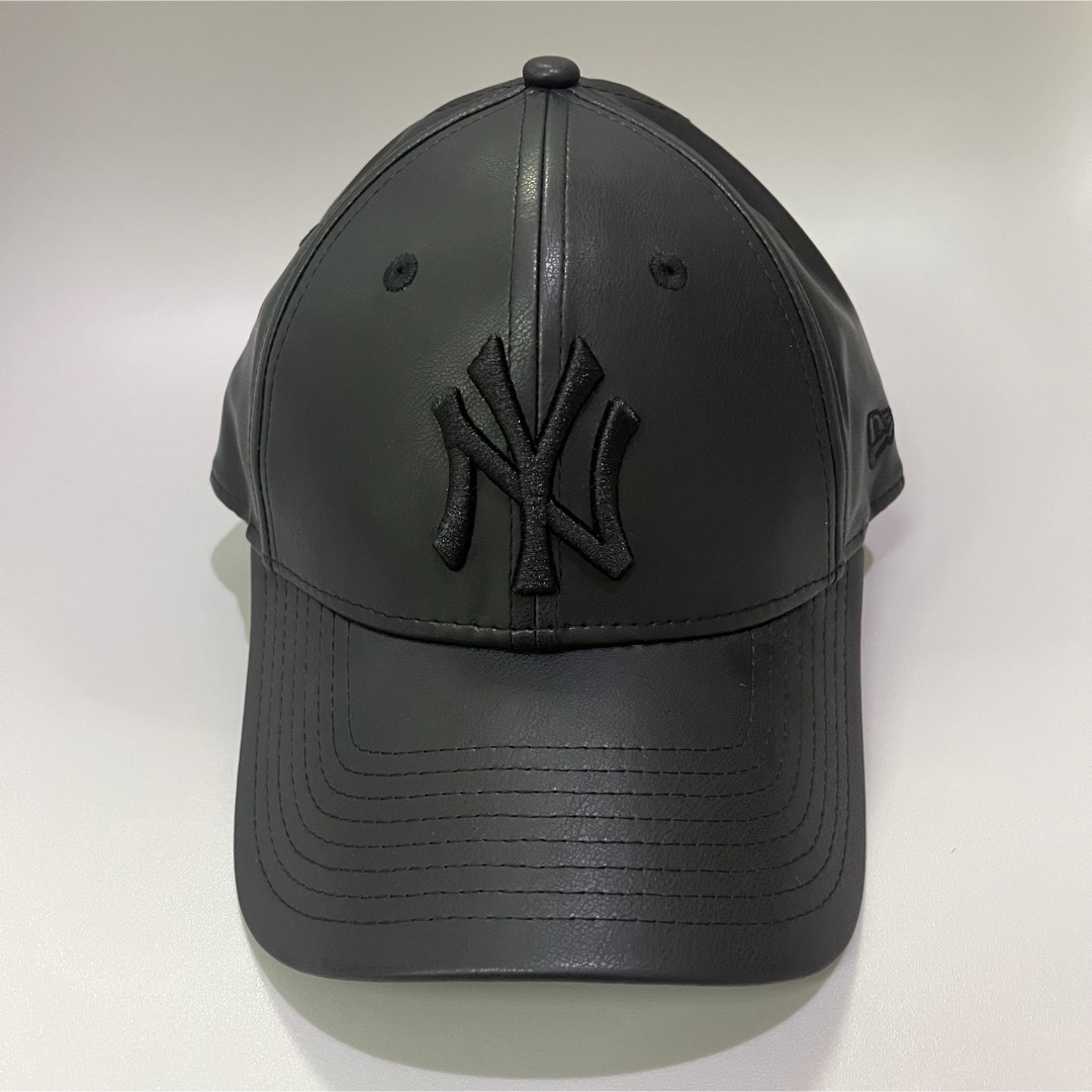 NEW ERA(ニューエラー)の残りわずか　値下げ　ニューエラ　キャップ　NYヤンキース　レザー調　ブラック レディースの帽子(キャップ)の商品写真