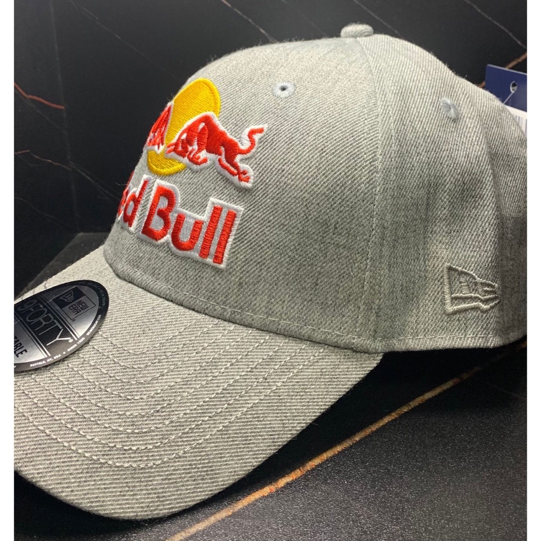 NEW ERA(ニューエラー)の送料無料　新品　REDBULL×NEWERA キャップ　グレー メンズの帽子(キャップ)の商品写真