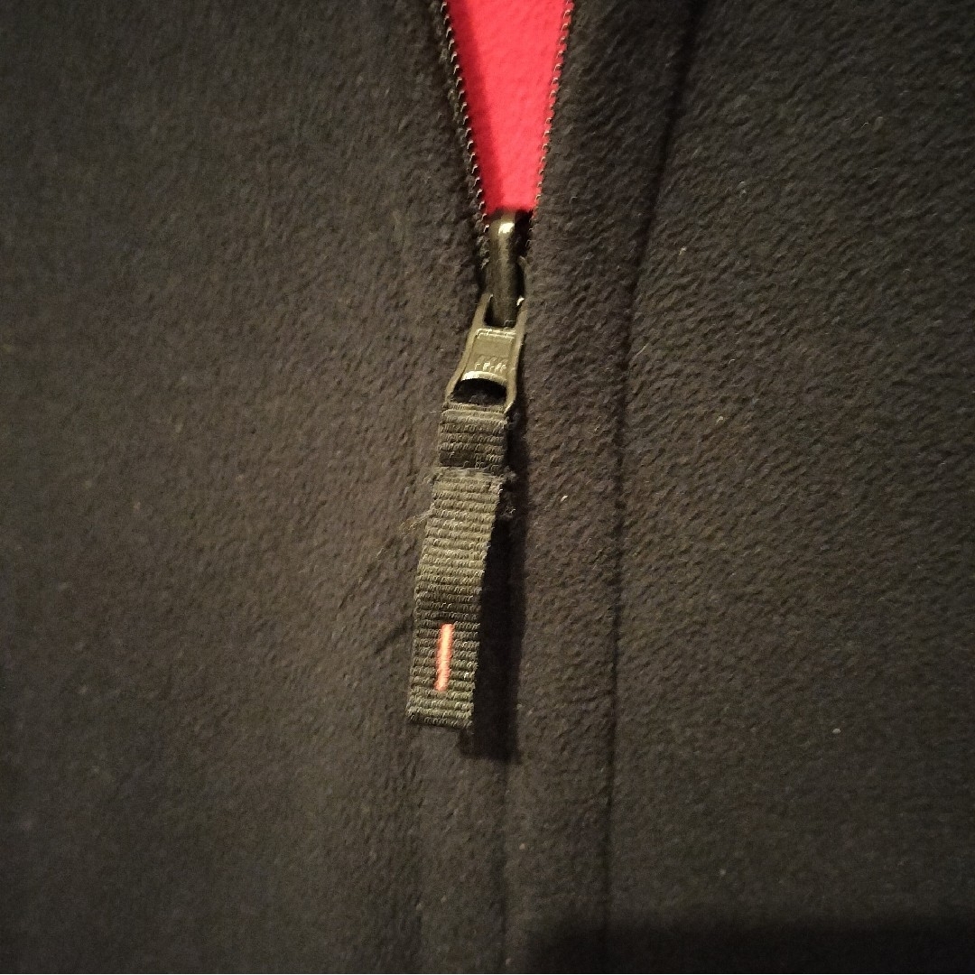 UNIQLO(ユニクロ)のユニクロ　フリース　ジャケット　リバーシブル　メンズL 　黒と赤 メンズのジャケット/アウター(ブルゾン)の商品写真