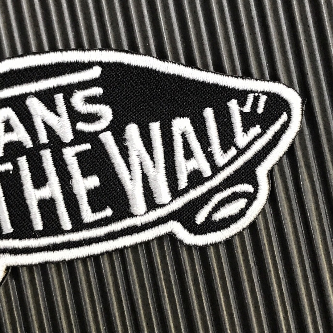 VANS(ヴァンズ)の黒×白 VANS OFF THE WALL バンズ ロゴ アイロンワッペン 71 ハンドメイドの素材/材料(各種パーツ)の商品写真