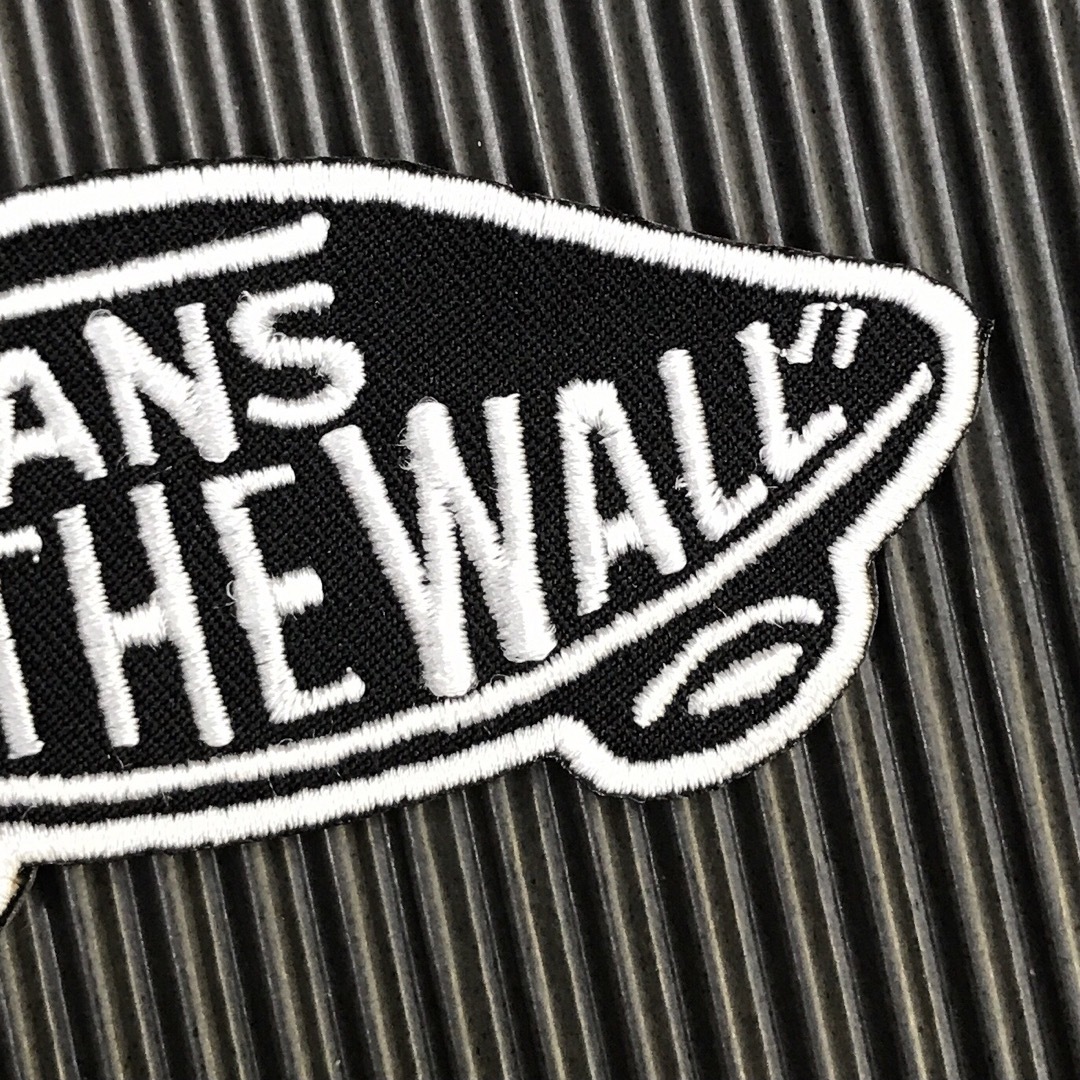 VANS(ヴァンズ)の黒×白 VANS OFF THE WALL バンズ ロゴ アイロンワッペン 72 レディースの帽子(その他)の商品写真