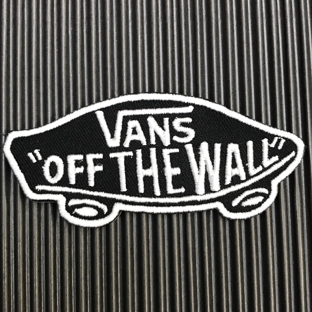 VANS(ヴァンズ)の黒×白 VANS OFF THE WALL バンズ ロゴ アイロンワッペン 72 レディースの帽子(その他)の商品写真