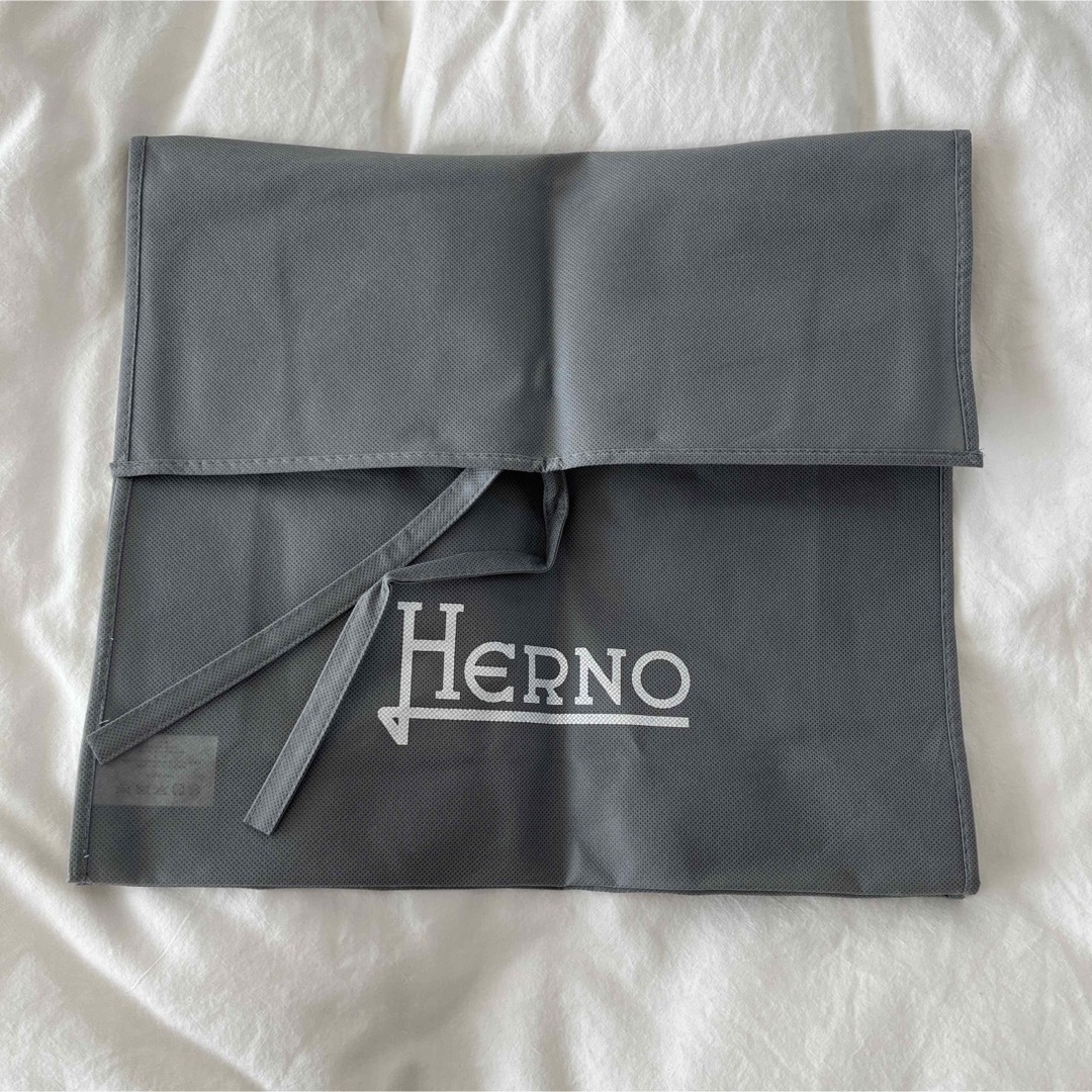 HERNO(ヘルノ)の新品タグ付き　HERNO 42 ダウンジャケット　グレー　フード付き　ヘルノ レディースのジャケット/アウター(ダウンジャケット)の商品写真