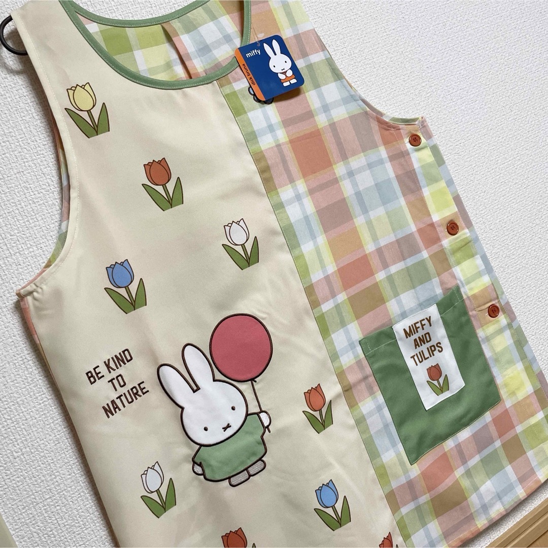 miffy(ミッフィー)のミッフィー　エプロン　保育士エプロン　チューリップ エンタメ/ホビーのおもちゃ/ぬいぐるみ(キャラクターグッズ)の商品写真