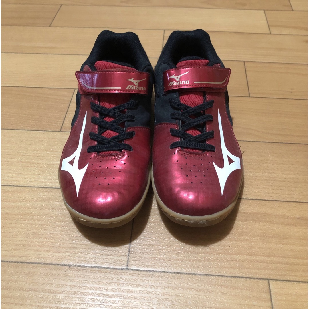 MIZUNO(ミズノ)のミズノ スニーカー メタリック赤 22.0 MIZUNO サッカー 野球 レッド キッズ/ベビー/マタニティのキッズ靴/シューズ(15cm~)(スニーカー)の商品写真