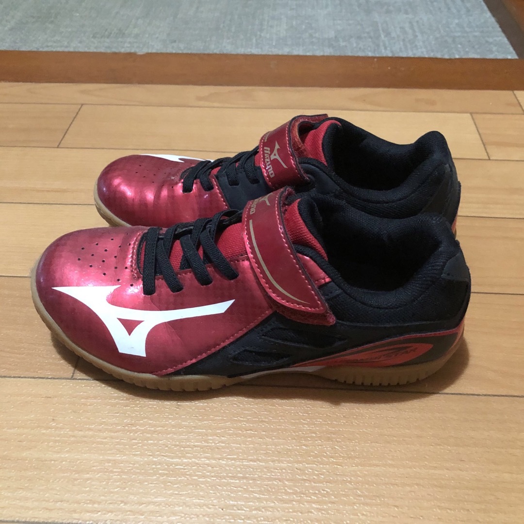 MIZUNO(ミズノ)のミズノ スニーカー メタリック赤 22.0 MIZUNO サッカー 野球 レッド キッズ/ベビー/マタニティのキッズ靴/シューズ(15cm~)(スニーカー)の商品写真