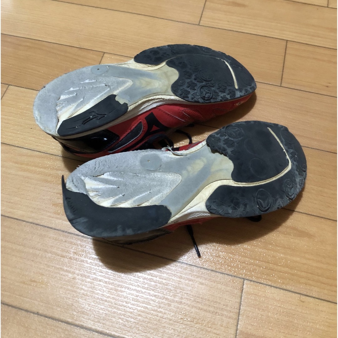 MIZUNO(ミズノ)のMIZUNO 赤 スニーカー サッカー 野球 レッド ミズノ 22.5 キッズ/ベビー/マタニティのキッズ靴/シューズ(15cm~)(スニーカー)の商品写真