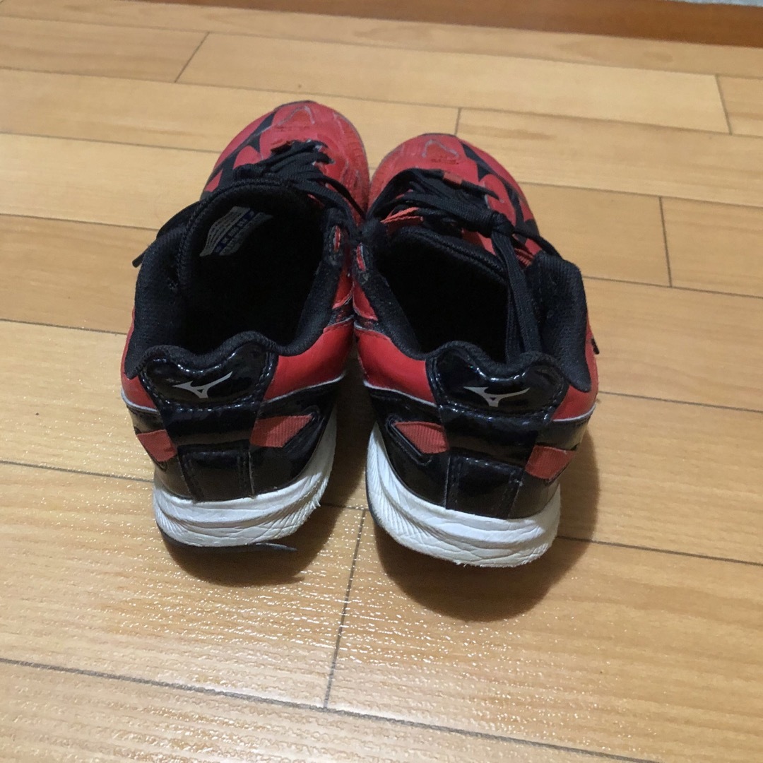 MIZUNO(ミズノ)のMIZUNO 赤 スニーカー サッカー 野球 レッド ミズノ 22.5 キッズ/ベビー/マタニティのキッズ靴/シューズ(15cm~)(スニーカー)の商品写真