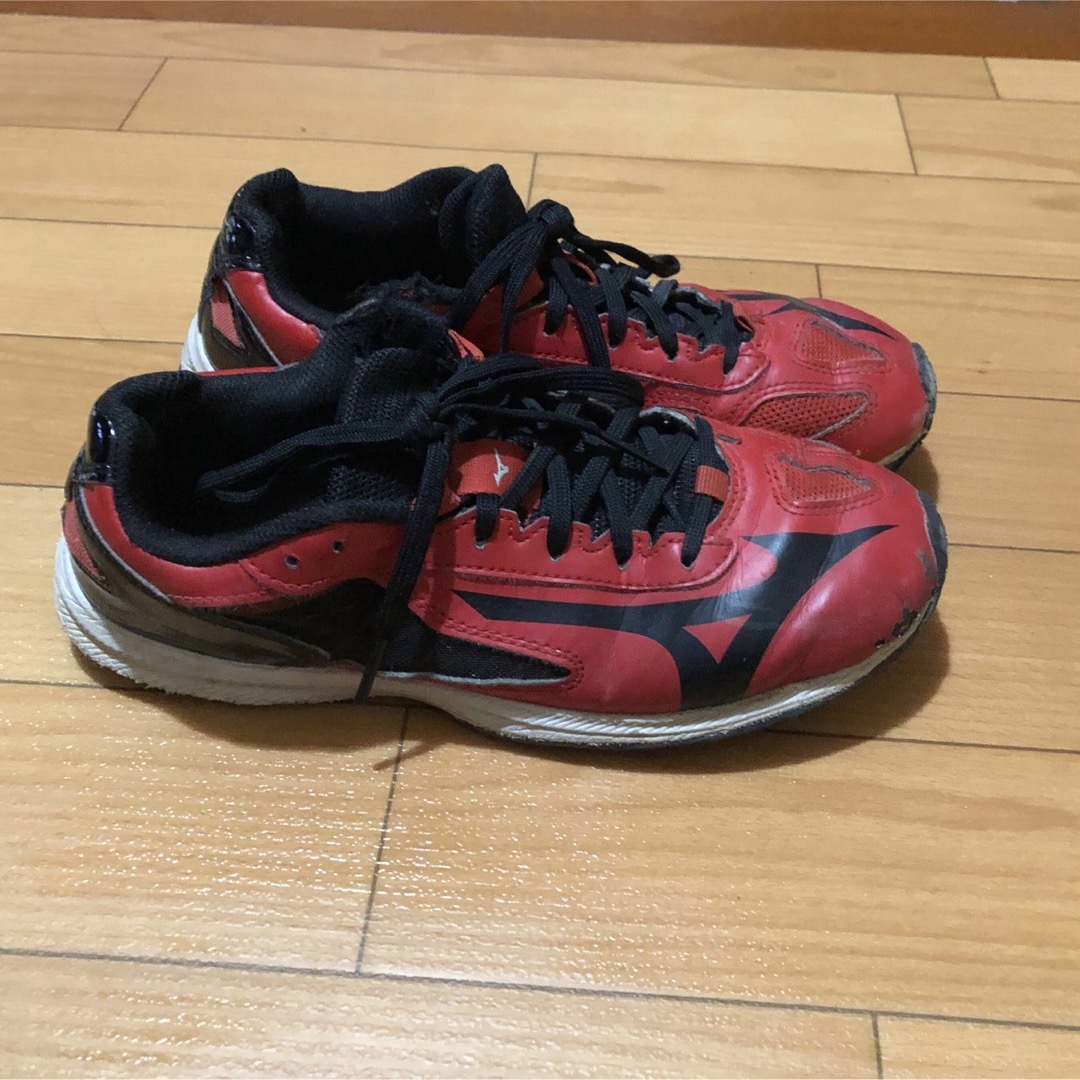 MIZUNO(ミズノ)のMIZUNO 赤 スニーカー サッカー 野球 レッド ミズノ 22.5 キッズ/ベビー/マタニティのキッズ靴/シューズ(15cm~)(スニーカー)の商品写真