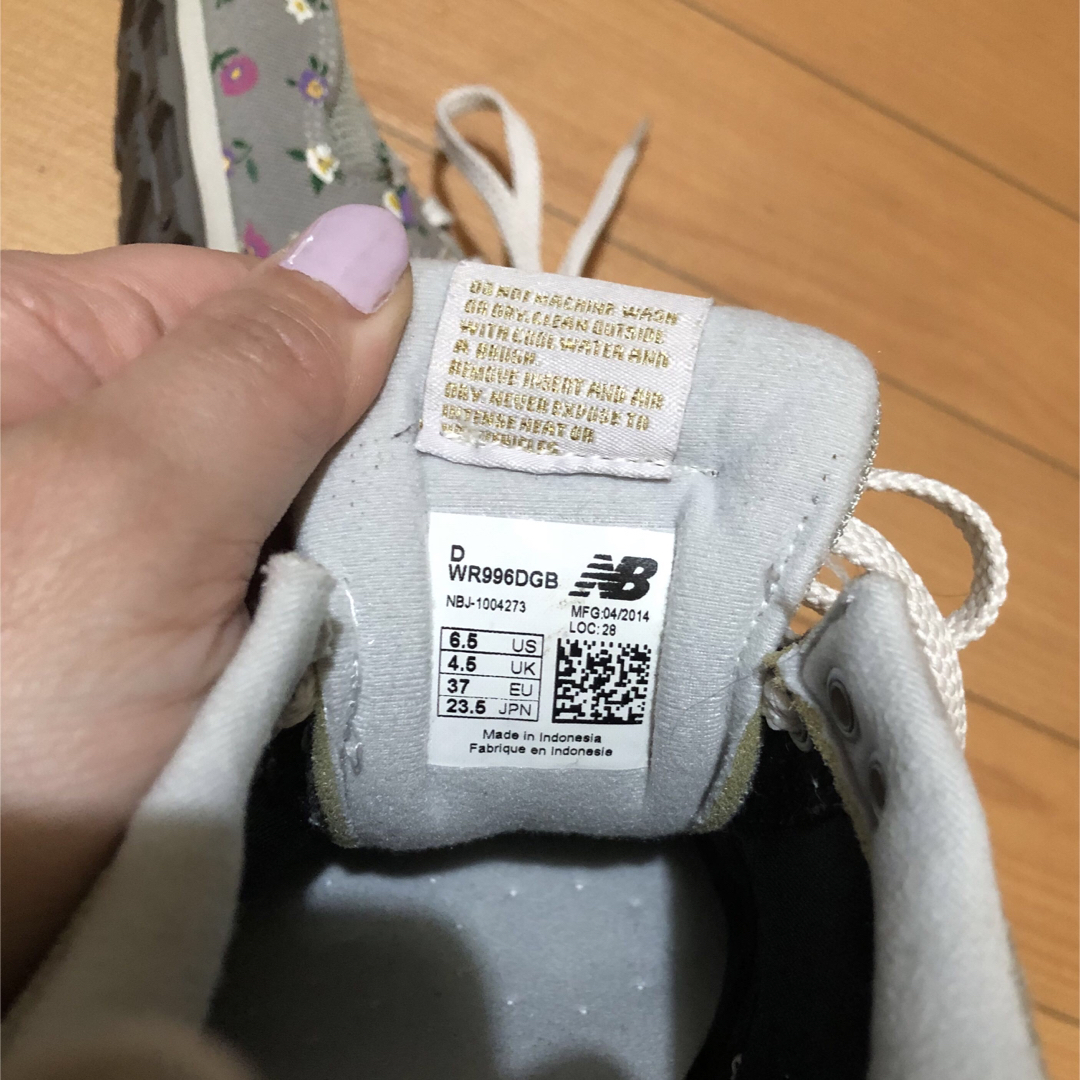 New Balance(ニューバランス)のニューバランス 小花柄 スニーカー 23.5 NIKE adidasグレー レディースの靴/シューズ(スニーカー)の商品写真