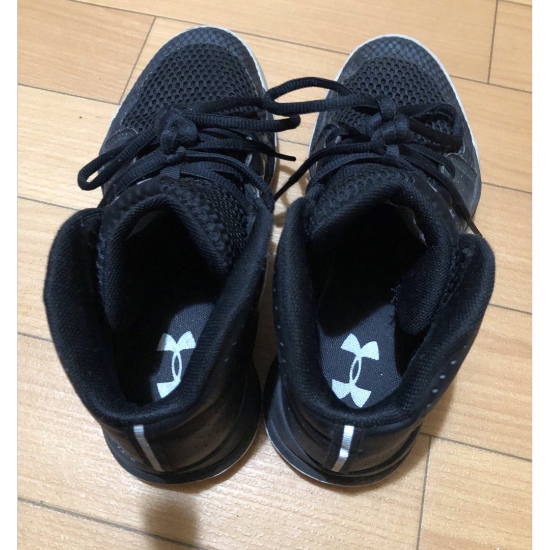 UNDER ARMOUR(アンダーアーマー)のアンダーアーマー ハイカットスニーカー 黒 23.0 野球 サッカー ブラック キッズ/ベビー/マタニティのキッズ靴/シューズ(15cm~)(スニーカー)の商品写真