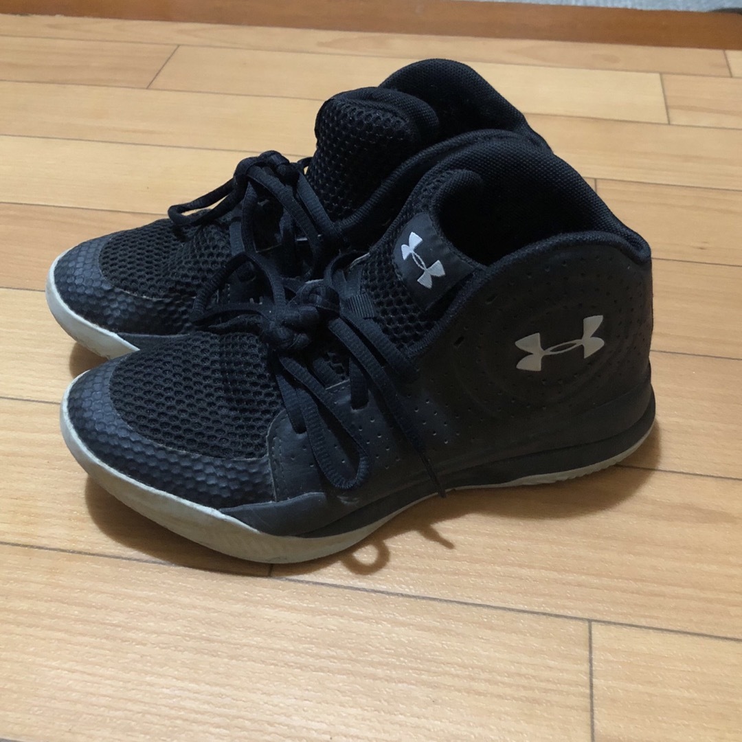 UNDER ARMOUR(アンダーアーマー)のアンダーアーマー ハイカットスニーカー 黒 23.0 野球 サッカー ブラック キッズ/ベビー/マタニティのキッズ靴/シューズ(15cm~)(スニーカー)の商品写真