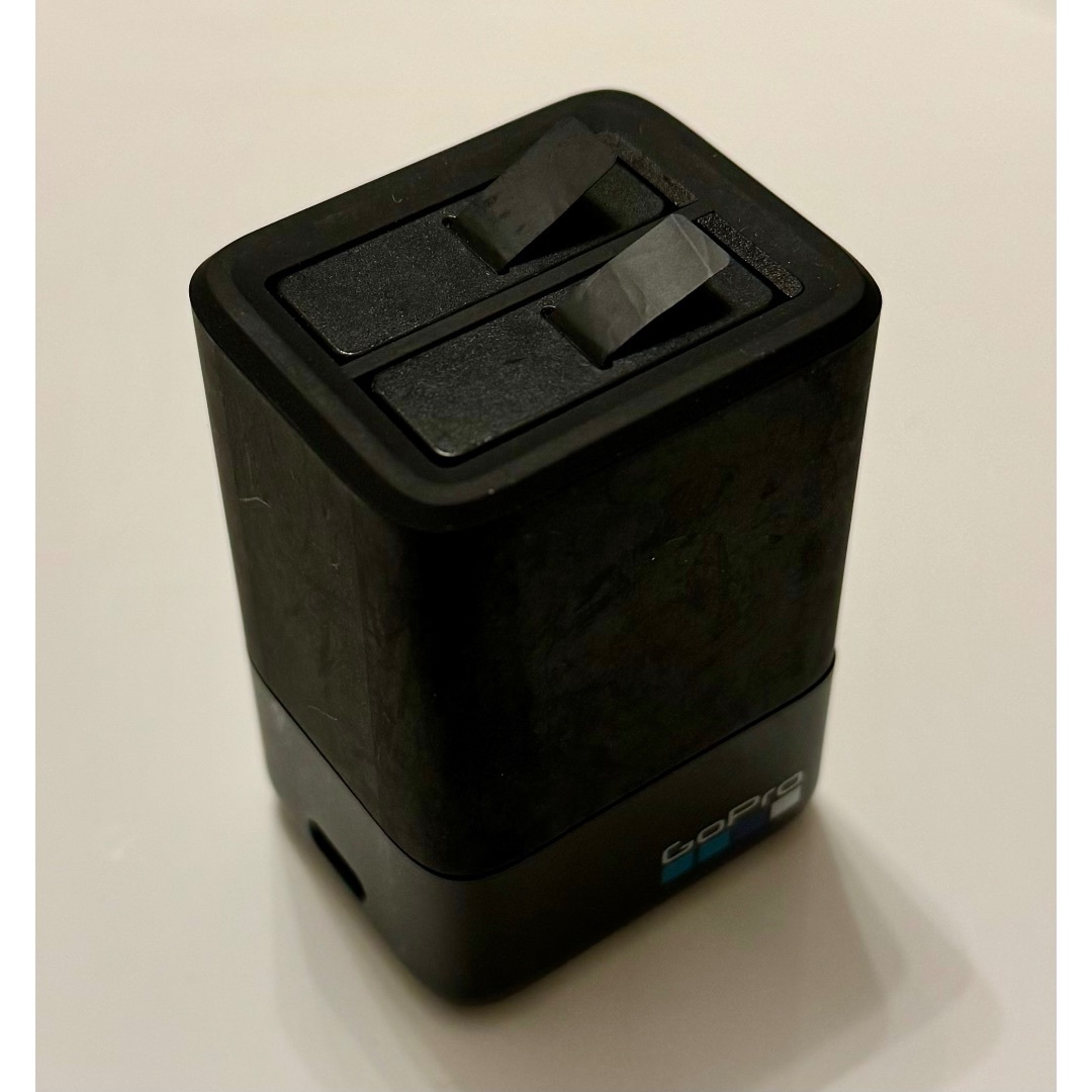 GoPro(ゴープロ)のGoPro バッテリ＋充電器 AABAT-001-AS AADBD-001-AS スマホ/家電/カメラのカメラ(ビデオカメラ)の商品写真