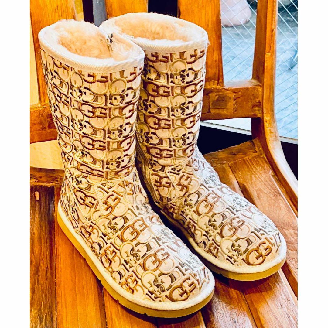 UGG(アグ)の超激レア✨ビンテージ✨24cm✨超美品✨ファブリック✨ロゴ総刺繍✨ムートンブーツ レディースの靴/シューズ(ブーツ)の商品写真