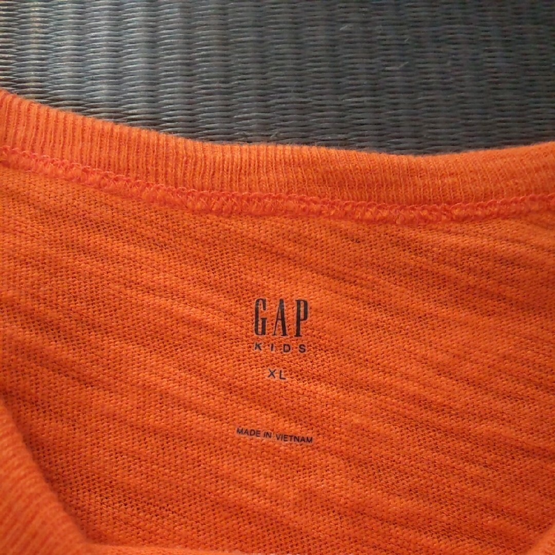 GAP(ギャップ)の長袖Tシャツ ロンT ギャップ １５０ オレンジ スパンコール 男の子 子供 キッズ/ベビー/マタニティのキッズ服男の子用(90cm~)(Tシャツ/カットソー)の商品写真