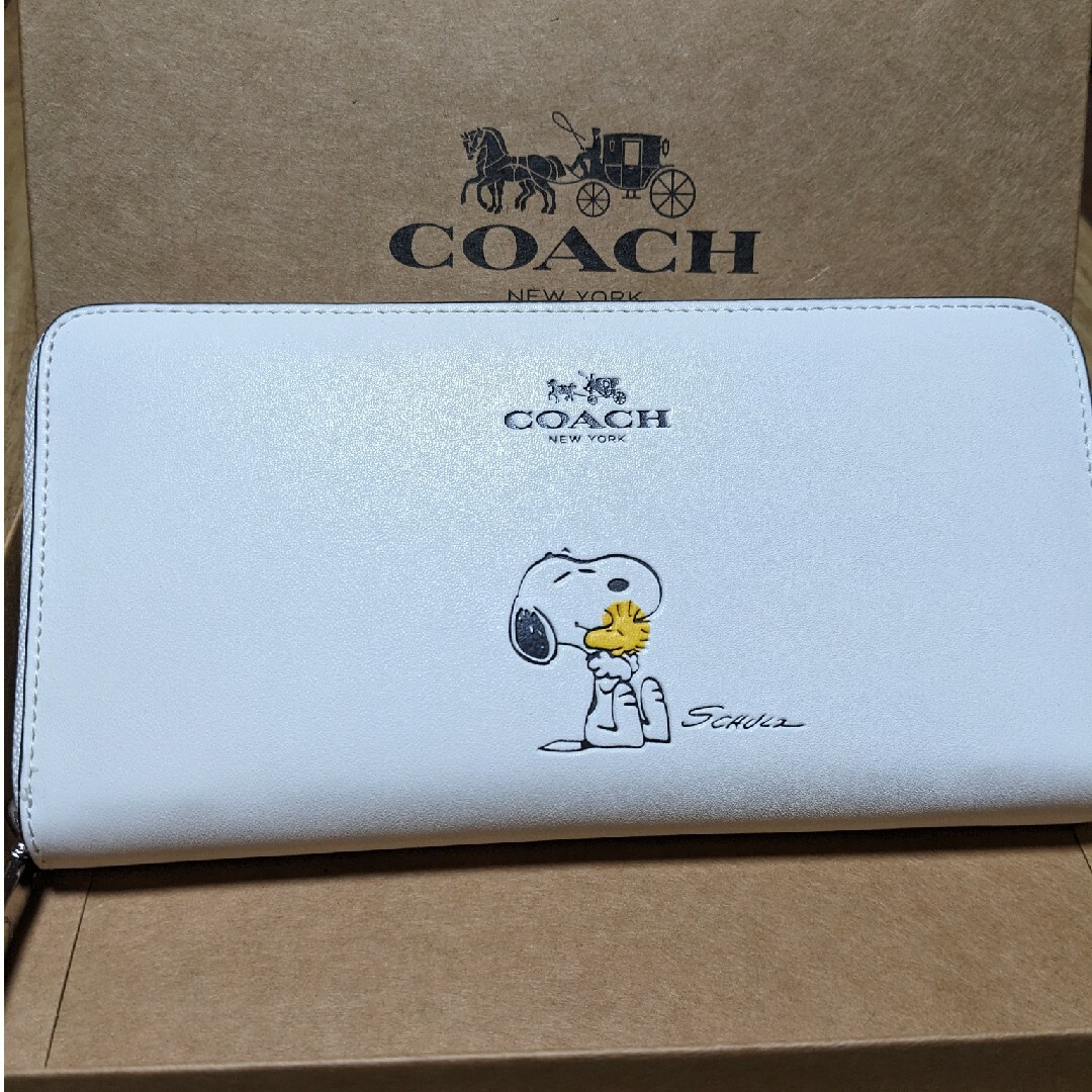 COACH(コーチ)のCOACH 長財布　ラウンドファスナースヌーピー白 レディースのファッション小物(財布)の商品写真