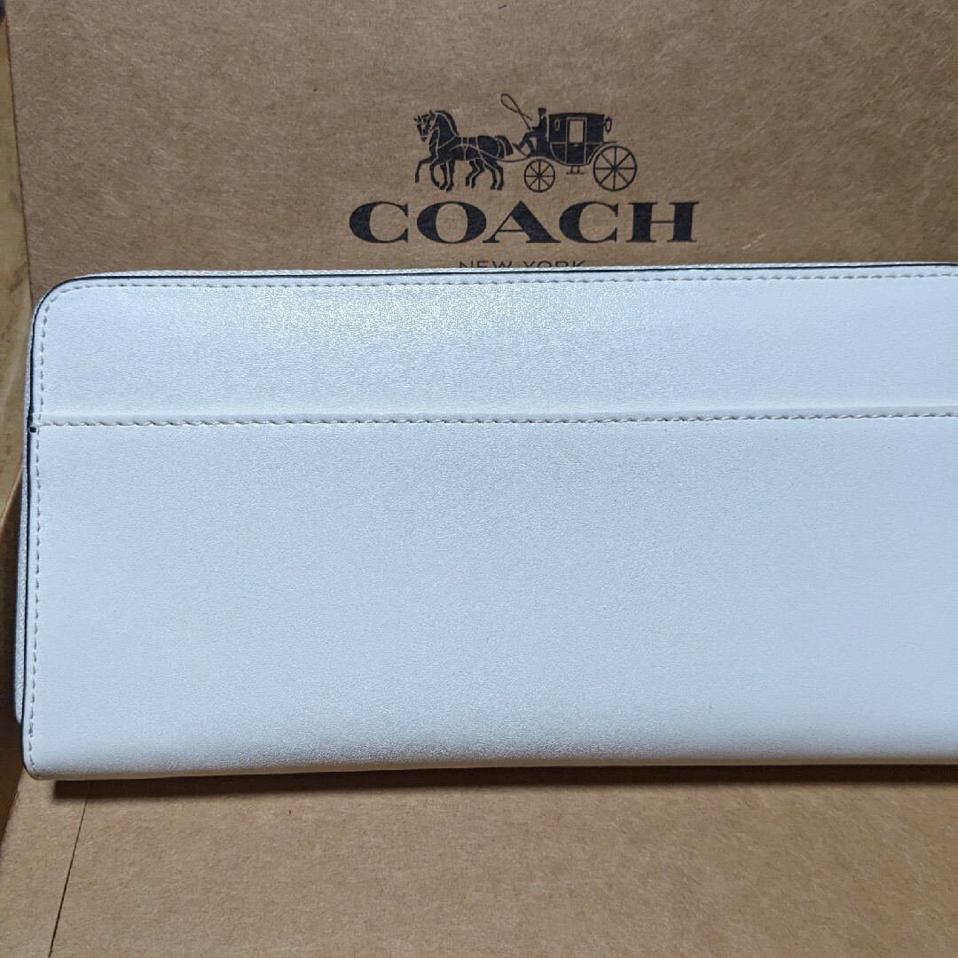 COACH(コーチ)のCOACH 長財布　ラウンドファスナースヌーピー白 レディースのファッション小物(財布)の商品写真