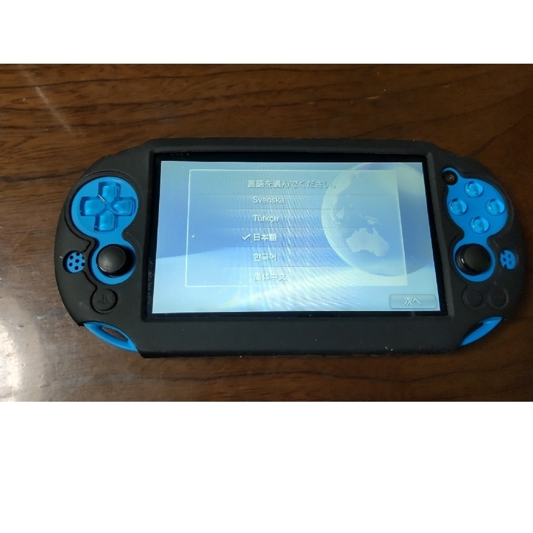 PlayStation Vita(プレイステーションヴィータ)のPlayStation vita　PCH- 2000 WI-FI ソフト3本 エンタメ/ホビーのゲームソフト/ゲーム機本体(携帯用ゲーム機本体)の商品写真