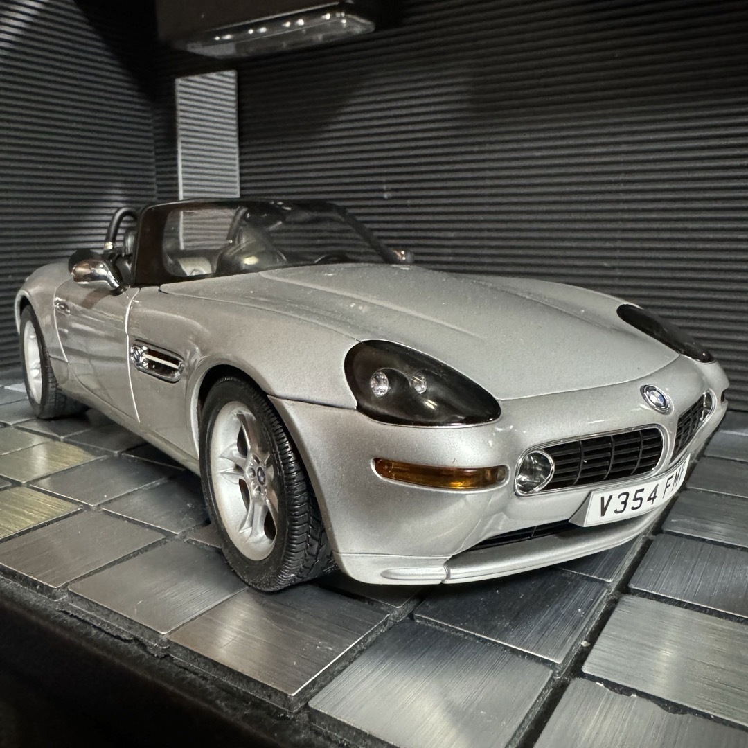 絶版未展示品 オートアート 1/18 BMW Z8 シルバー ボンドカーおもちゃ/ぬいぐるみ