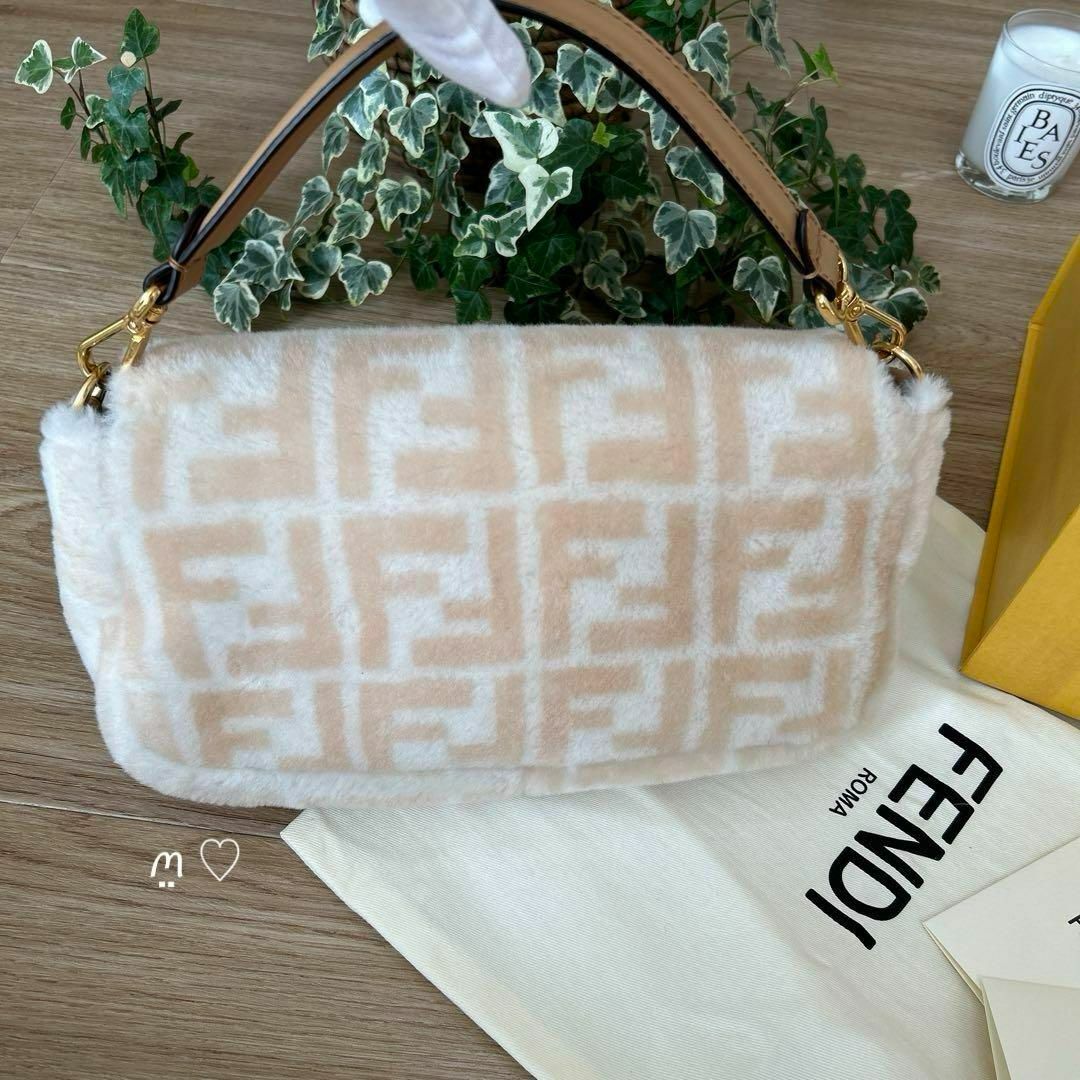 FENDI(フェンディ)のFENDI　フェンディ　バゲットバッグ　ハンドショルダー　ムートン　ふわふわ レディースのバッグ(ショルダーバッグ)の商品写真