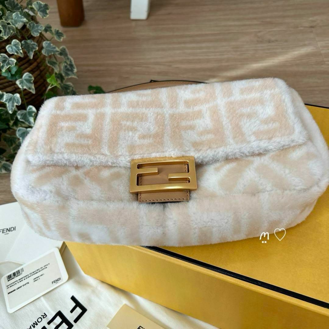 FENDI(フェンディ)のFENDI　フェンディ　バゲットバッグ　ハンドショルダー　ムートン　ふわふわ レディースのバッグ(ショルダーバッグ)の商品写真