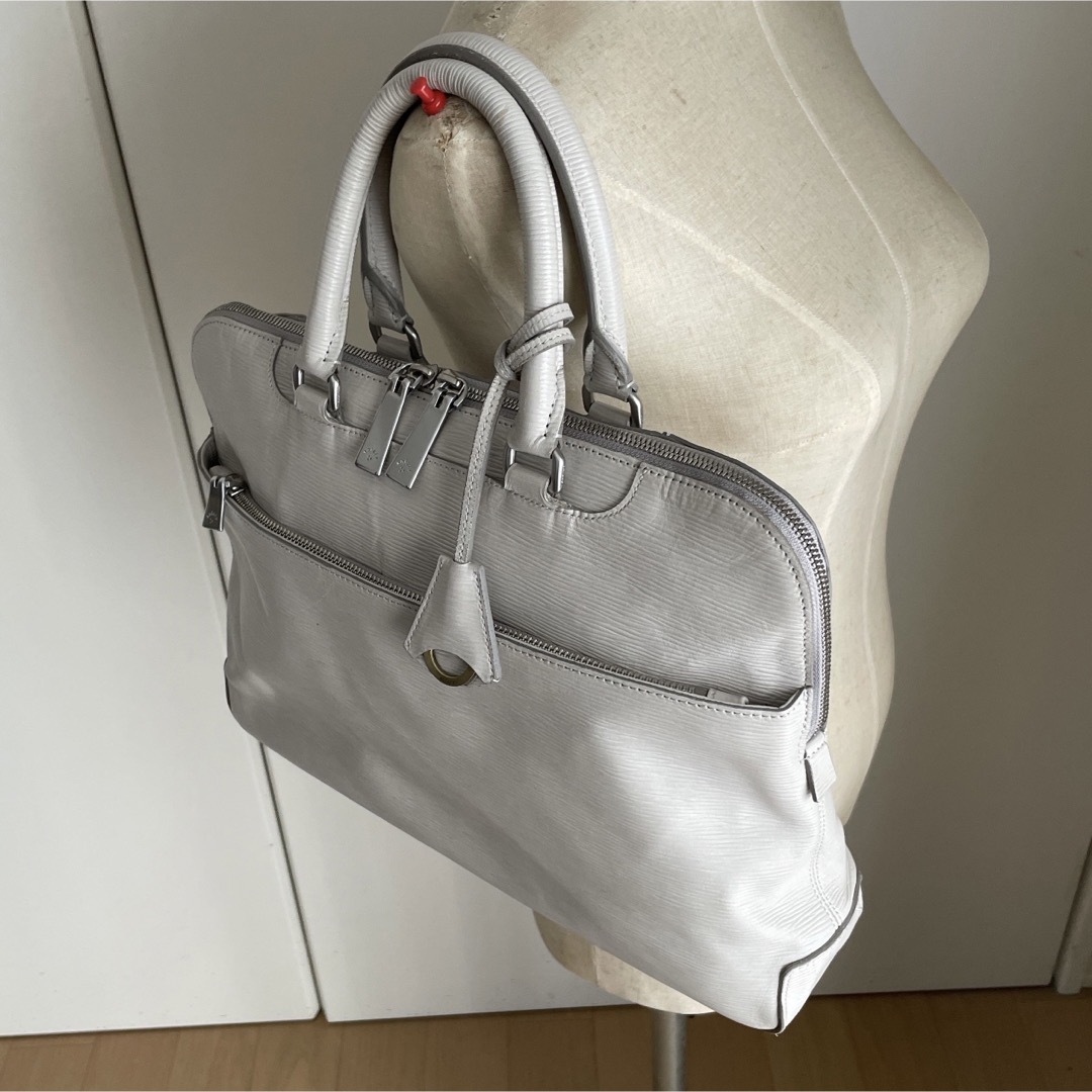 aniary(アニアリ)のアニアリAniaryウェイブレザーブリーフ16-01000ローズホワイト中古 メンズのバッグ(ビジネスバッグ)の商品写真