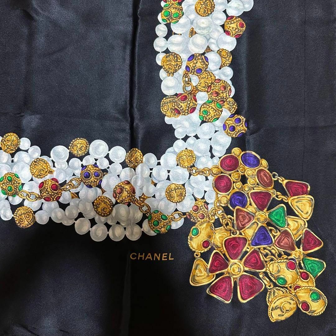 CHANEL(シャネル)の【希少】シャネル　グリポア ビジュー 宝石 ヴィンテージ スカーフ シルク レディースのファッション小物(バンダナ/スカーフ)の商品写真